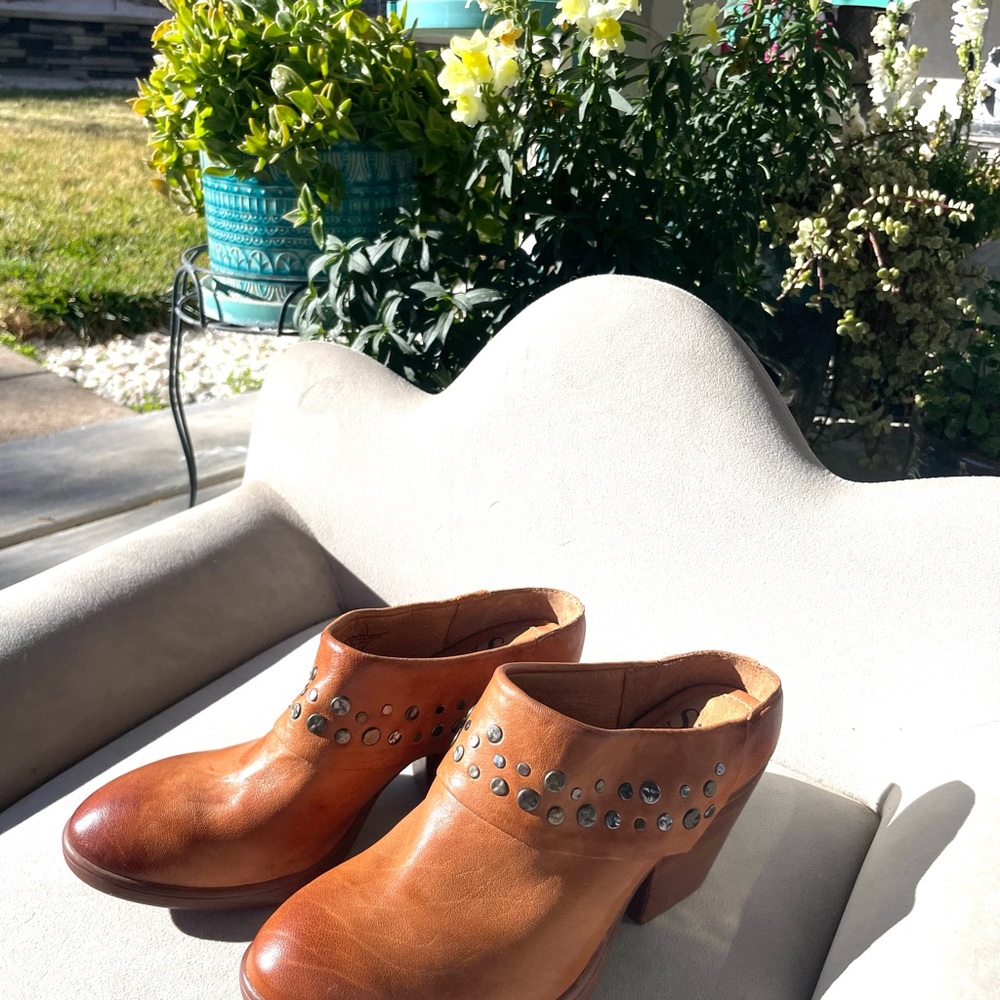 Sofft leather with brass details!